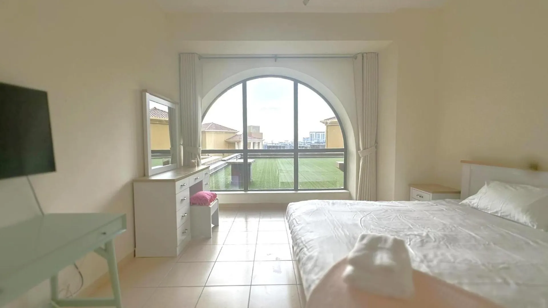 5-Bed, Beachfront Very Spacious Entire Home In Jbr Dubai