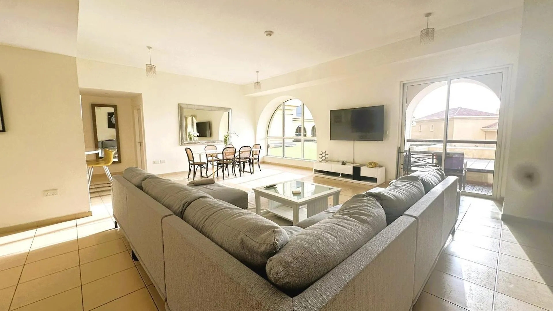 5-Bed, Beachfront Very Spacious Entire Home In Jbr Dubai 0*,  United Arab Emirates
