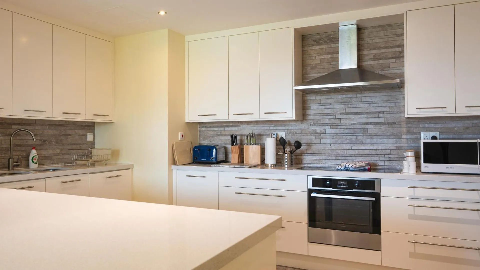 5-Bed, Beachfront Very Spacious Entire Home In Jbr 두바이 아랍에미리트